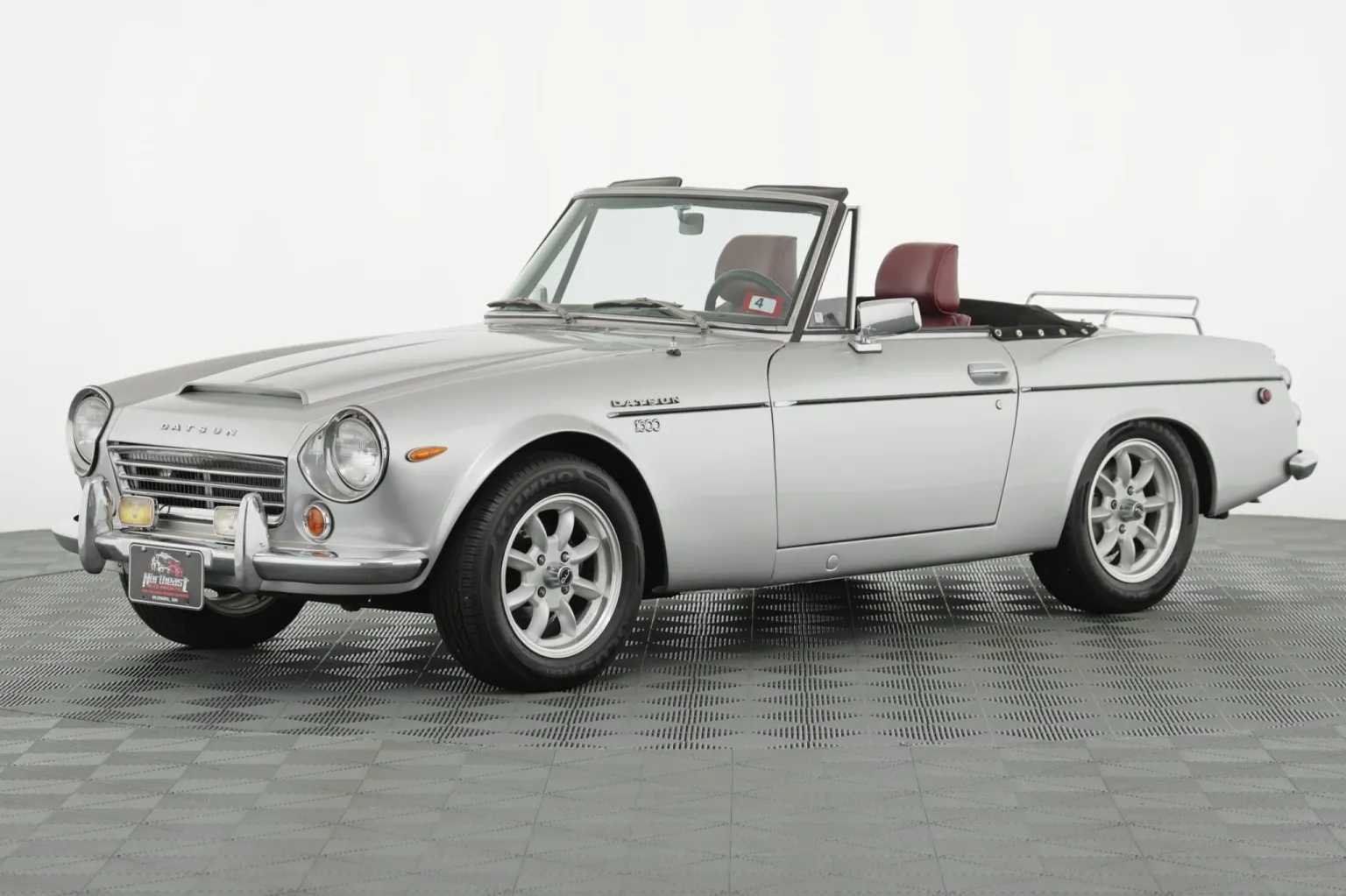 Datsun SP310/311 Roadster with VTO vintage aluminum wheels - Photo 2