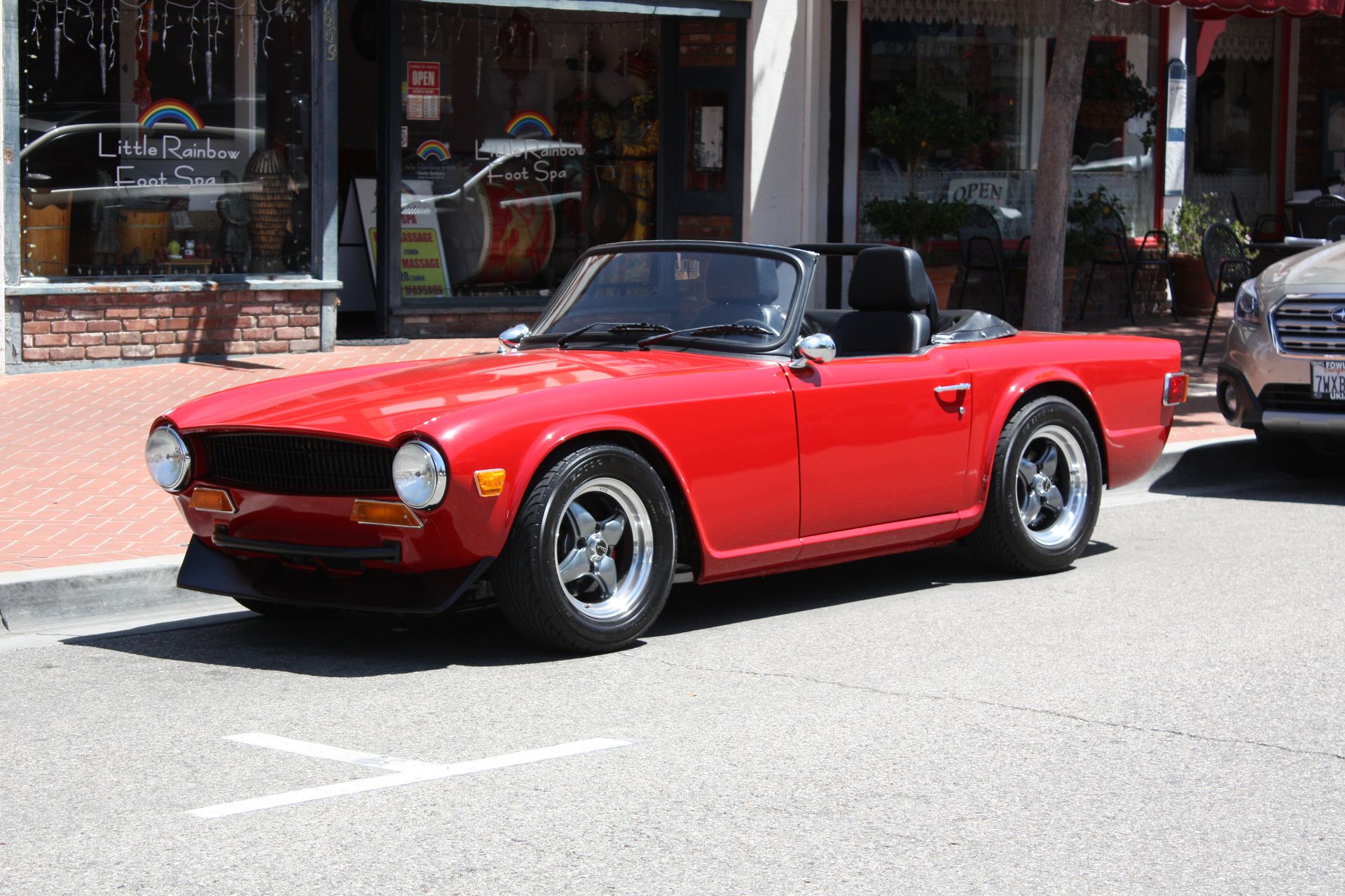 Triumph TR6 with VTO vintage aluminum wheels - Photo 9
