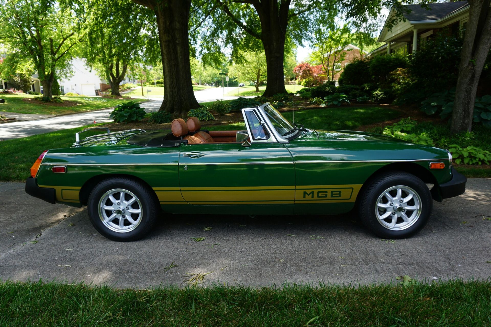 MG MGB/GT with VTO vintage aluminum wheels - Photo 26