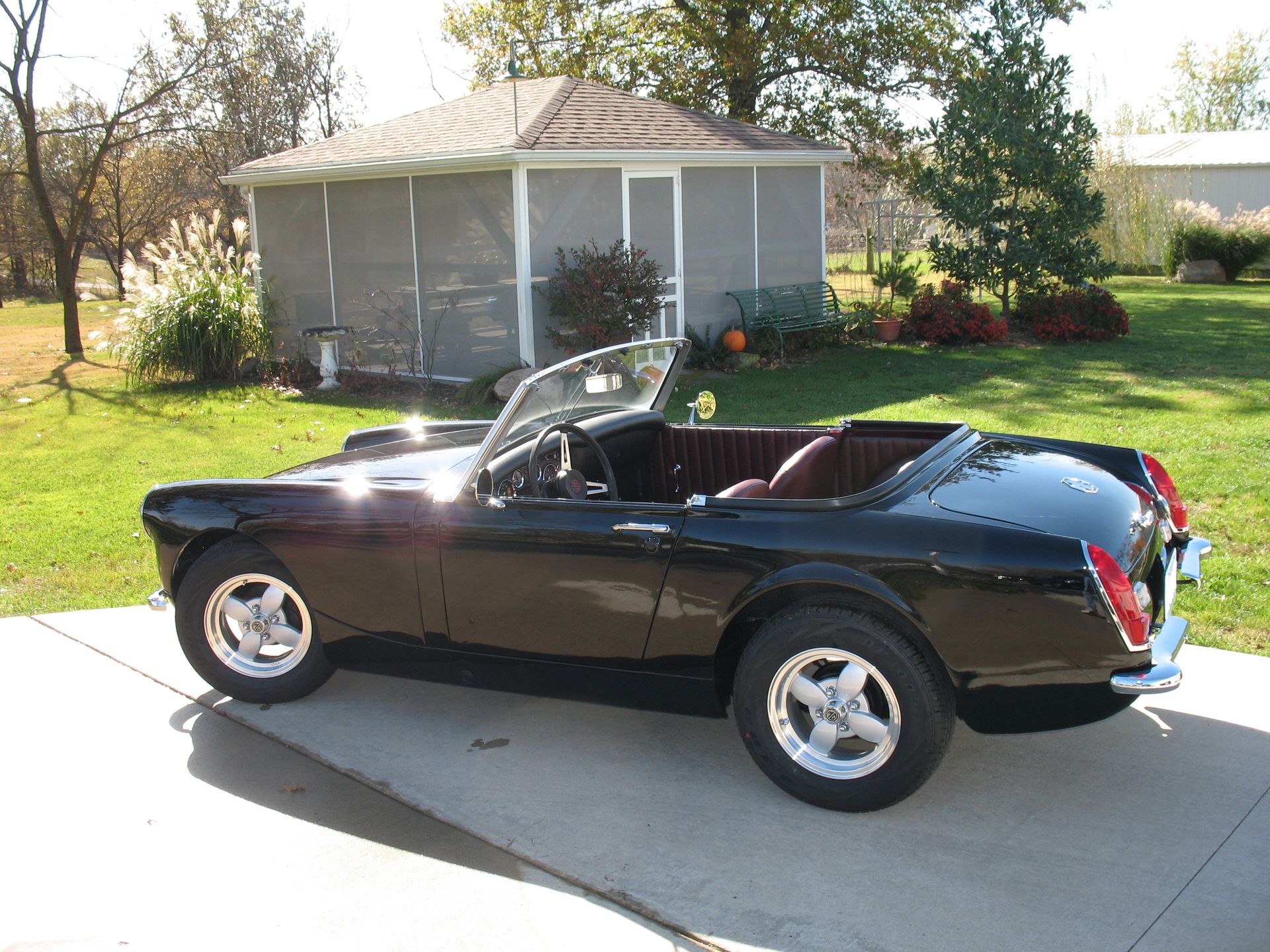 MG MGB/GT with VTO vintage aluminum wheels - Photo 47